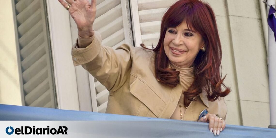CFK calificó como «banda» a los Caputo y dijo que el FMI «le pone dólares a gobiernos gorilas»