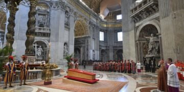 Cierran el féretro del papa Francisco: 250.000 fieles lo despidieron