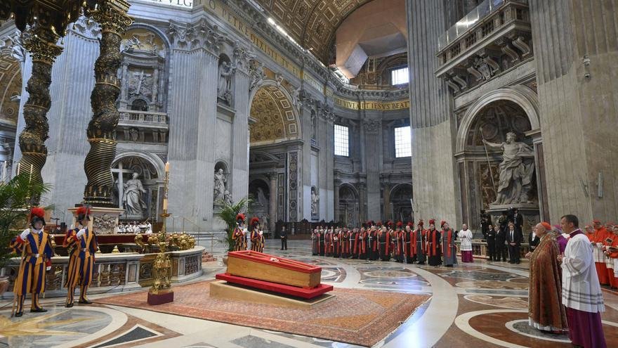 Cierran el féretro del papa Francisco: 250.000 fieles lo despidieron