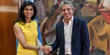 El FMI aprueba un nuevo acuerdo con Argentina, pero exige reformas estructurales clave