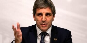 El Gobierno descarta un feriado cambiario tras anunciar el fin del cepo y los bancos ajustan sus sistemas