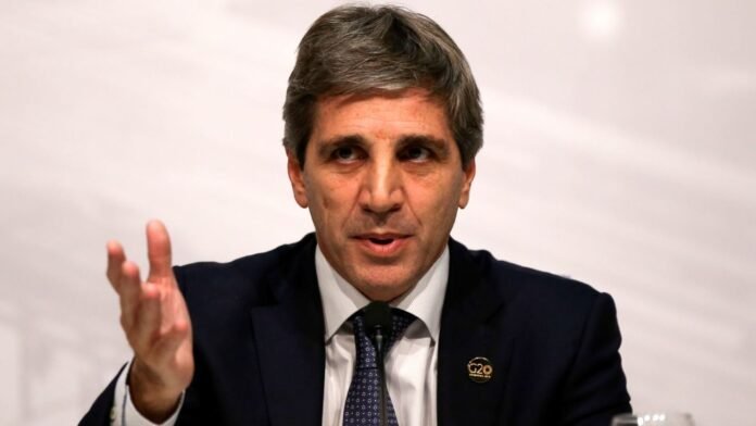 El Gobierno descarta un feriado cambiario tras anunciar el fin del cepo y los bancos ajustan sus sistemas