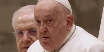 Francisco da señales de mejoría y podría participar en la misa de Pascua
