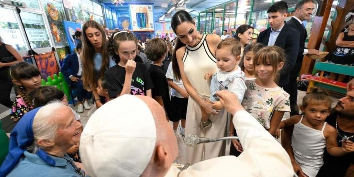 La monja que logró saltar el protocolo para despedir a su amigo el papa y es sobrina de una víctima de la dictadura