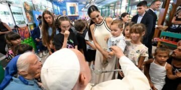 La monja que logró saltar el protocolo para despedir a su amigo el papa y es sobrina de una víctima de la dictadura