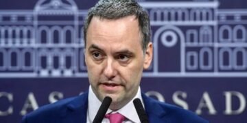 Manuel Adorni, entre el silencio de campaña y la apuesta total a Milei: su jugada rumbo al debate porteño