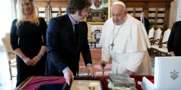 Milei buscó defenderse por llevar medio gabinete al funeral del papa: «Es la comitiva más chiquita de la historia»
