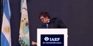 Milei canta victoria, doma mandriles, arma bicicletas y agrega ceros a la deuda externa