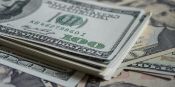 Milei quiere acercar el dólar $1.000 para bajar la inflación, aunque arriesgue las reservas reforzadas