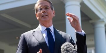 Milei recibe al secretario del Tesoro de Trump: fuerte custodia en Plaza de Mayo, donde convocan a una protesta