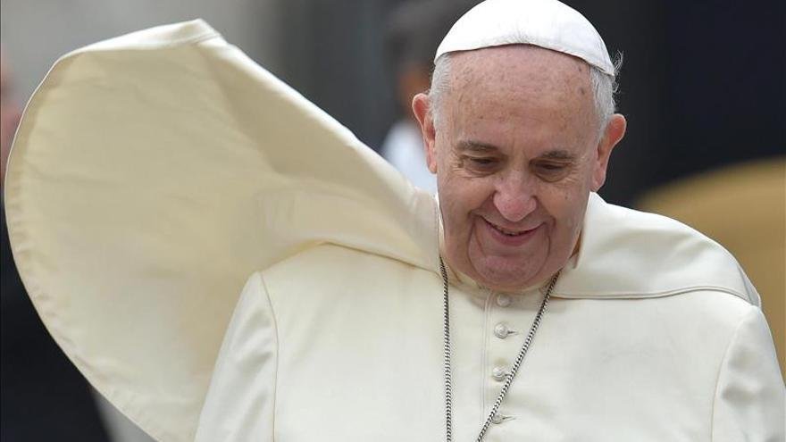 Milei viaja a Roma para despedir al papa Francisco en medio de las críticas por su fría reacción