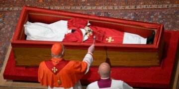 Miles de personas despidieron a Francisco en un funeral que buscó reivindicar a los pobres ante los poderosos