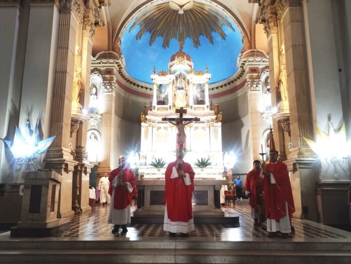 Profunda celebración de la Pasión del Señor en la Catedral de Catamarca