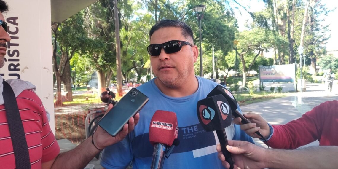 Taxistas y remiseros siguen con cautela la regulación de Uber en la Capital