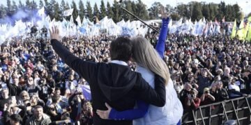 Con un guiño a Cristina, Kicillof llamó a armar “un gran frente bonaerense” contra Milei
