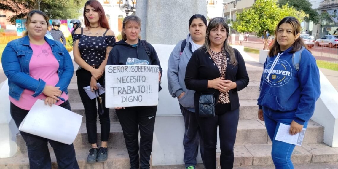 Ex trabajadoras de Textilcom y Mom Sports reclamaron en Plaza 25 de Mayo por falta de pago