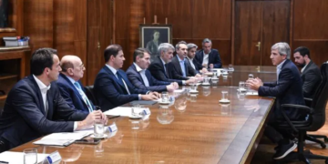 Luis Caputo se reunió con las principales cadenas de supermercados
