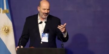 Sturzenegger defendió la motosierra y anticipó nuevas reformas en Harvard: “El ajuste no es con impuestos”