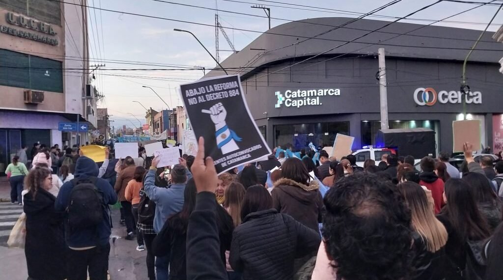 Tras una masiva protesta docente, el Gobierno anunció la derogación del decreto 884