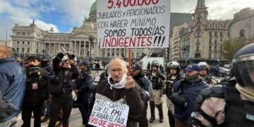 Bullrich activa el protocolo antipiquetes contra la marcha de jubilados, médicos, científicos y feminismos