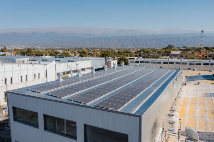 Confecat instaló sistema fotovoltaico para producir energía renovable y reducir la huella de carbono