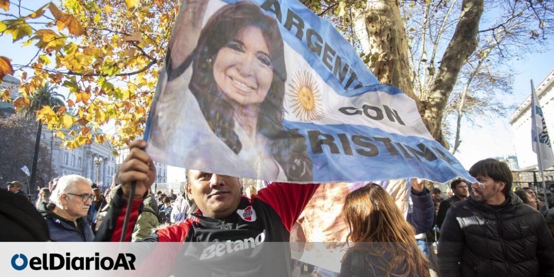 Cristina Kirchner volvió a saludar desde el balcón a la militancia