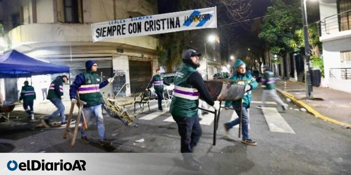 Desalojaron a militantes que acampaban frente al departamento de CFK en Constitución