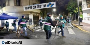 Desalojaron a militantes que acampaban frente al departamento de CFK en Constitución
