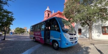 El Bus Turístico ofrece circuitos guiados para descubrir paisajes, historia y sabores de la Capital