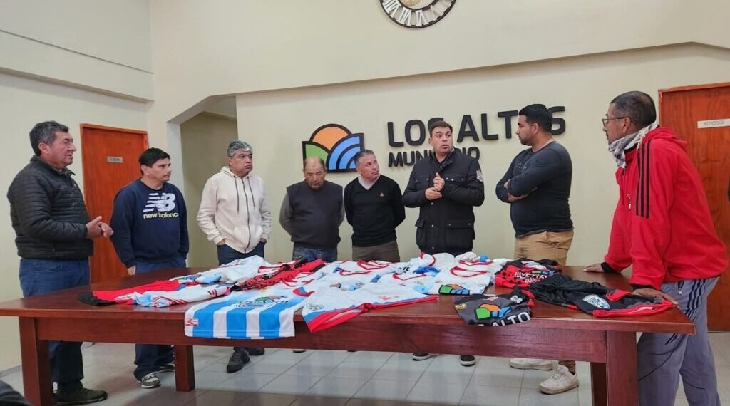 El int. Raúl Barot entregó indumentaria deportiva a la Liga Santarroseña de Fútbol para su participación en el Torneo Copa País