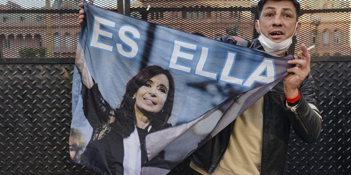 En la Plaza de Mayo se suman jubilados, trabajadores del Garrahan y la protesta en contra de la condena de CFK