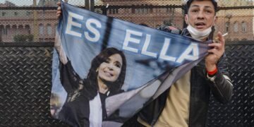 En la Plaza de Mayo se suman jubilados, trabajadores del Garrahan y la protesta en contra de la condena de CFK
