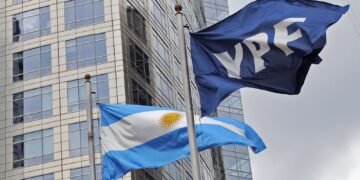 Estados Unidos ordena a Argentina entregar el 51% de sus acciones en YPF y Milei anuncia apelación