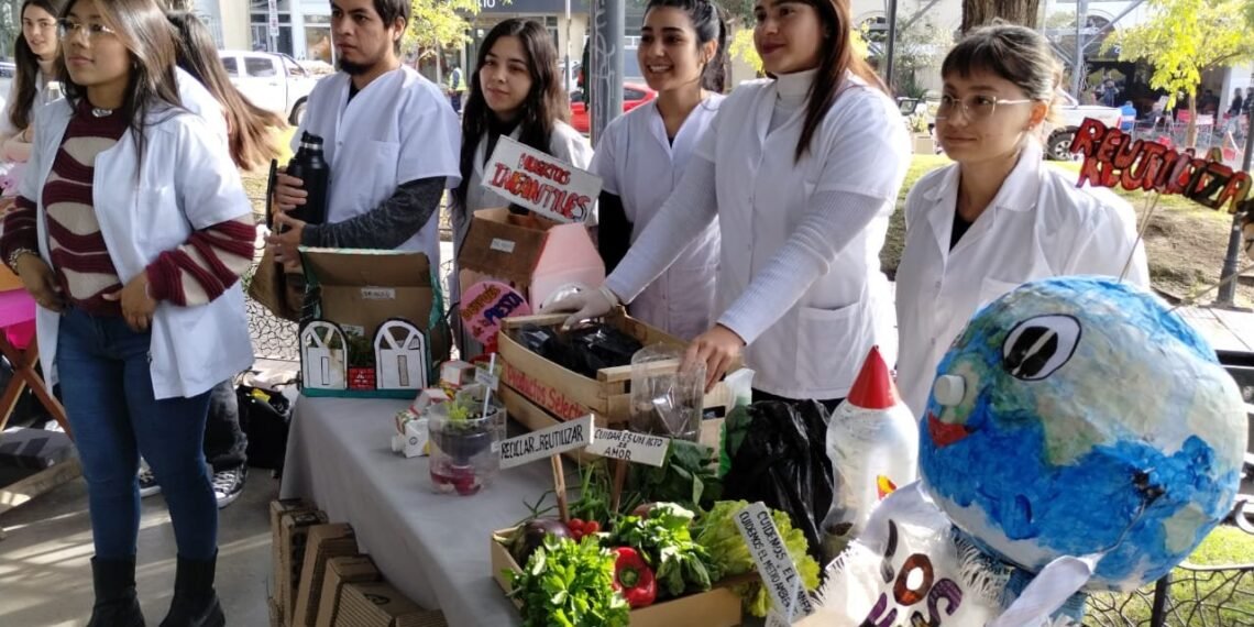 Estudiantes de Nutrición promueven la economía circular en la Plaza 25 de Mayo