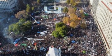 «No pueden encerrar a todo el pueblo»: Cristina Kirchner, presa en San José, le habló a la multitud de Plaza de Mayo