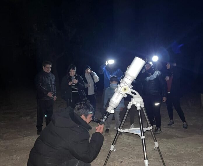 Noche Estelar y Sabores Nativos en el Pueblo Perdido de la Quebrada