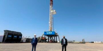 Una jueza de Estados Unidos le ordena a la Argentina entregar el 51% de YPF a los fondos demandantes