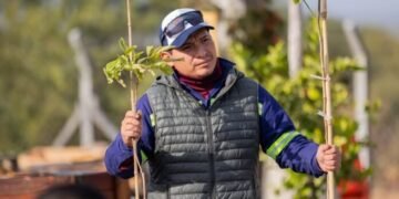 Vecinos e instituciones recibieron árboles y mobiliario reciclado en una jornada ambiental en Valle Chico