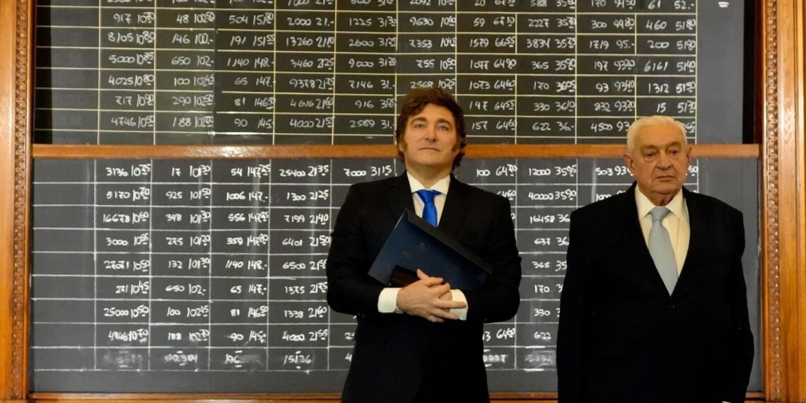 Arrebatos, amenazas y operaciones: la nave chapucera de los Milei va