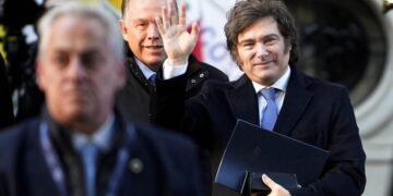 Aunque subió en julio, la confianza en el gobierno de Milei sigue estancada y por debajo del promedio macrista
