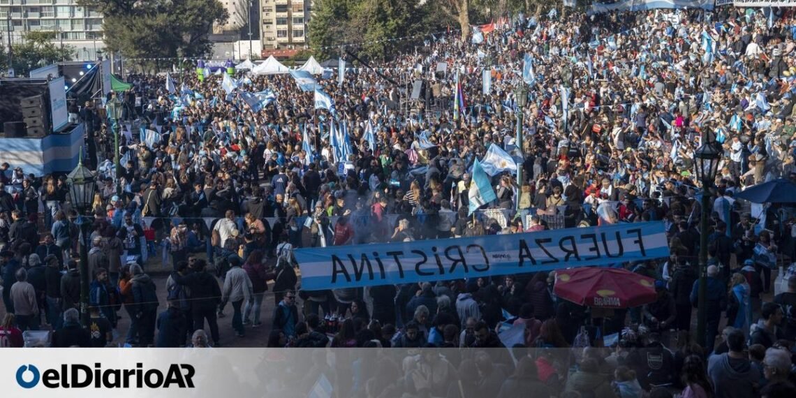 CFK le habló a la militancia en Parque Lezama: «Lo que se vive en Argentina es un problema estructural»