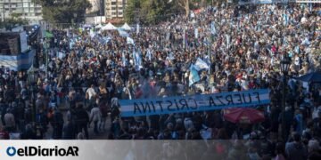 CFK le habló a la militancia en Parque Lezama: «Lo que se vive en Argentina es un problema estructural»