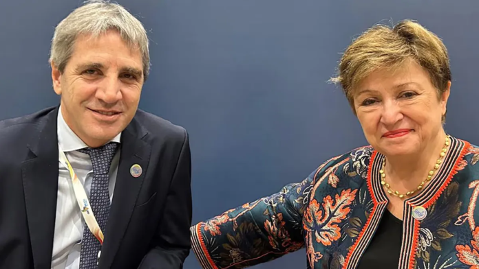 El FMI dio luz verde a la primera revisión del acuerdo con Argentina y se esperan nuevos desembolsos