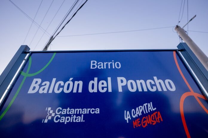 El intendente inauguró una compleja obra de agua, cloacas y asfalto en el barrio Balcón del Poncho