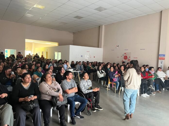 Jóvenes emprendedores se preparan para recibir al turismo con una visión cultural y local