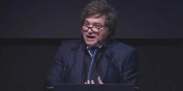 Kicillof fustigó a Milei, tildó al fallo de Preska de «disparate jurídico» y dijo que “YPF no se vende, no se entrega y no se regala”