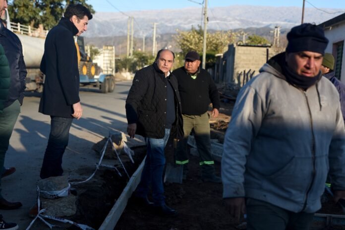 Saadi supervisó los avances de las obras de pavimentación en el barrio La Esperanza