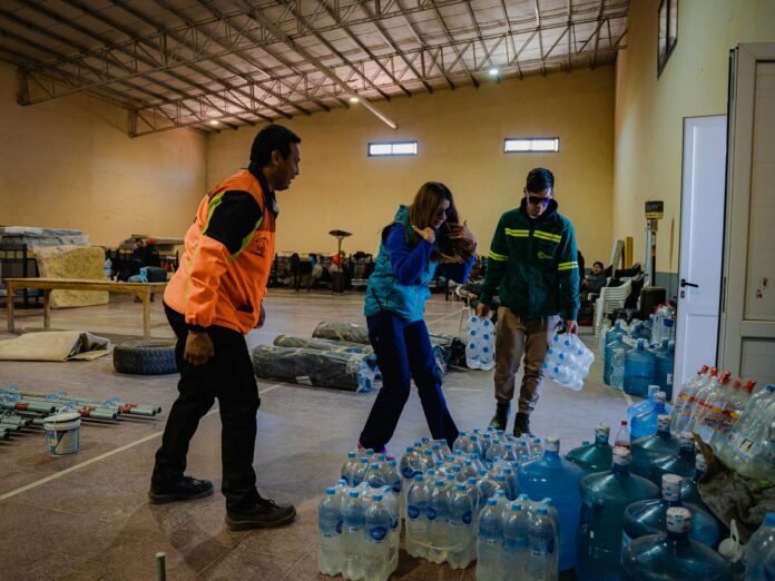 Continúa la contención de los vecinos y reparación de daños en Laguna Blanca