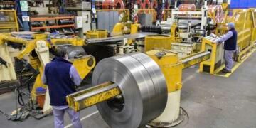 El despido avanza: cada vez más empresas reducen personal y caen 29.000 empleos privados formales en el año