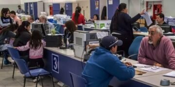El Gobierno definió aumentos salariales escalonados para estatales y residentes de salud